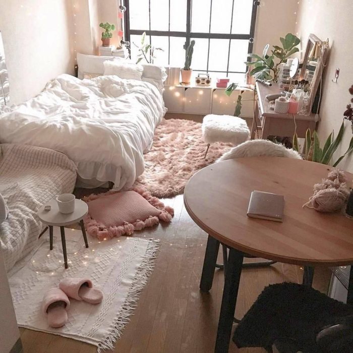 Organización de habitación pequeña con estilo de colores blanco y rosas con algunos adornos