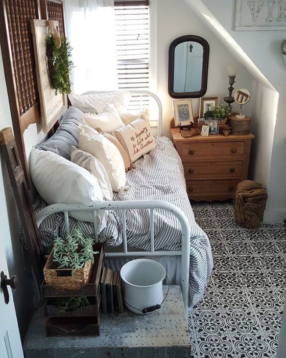 Organización de habitación pequeña con estilo de colores azul y madera