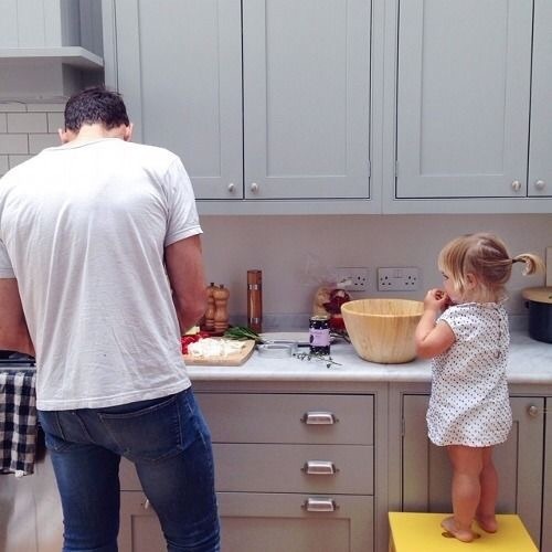 Padre e hija pequeña cocinando