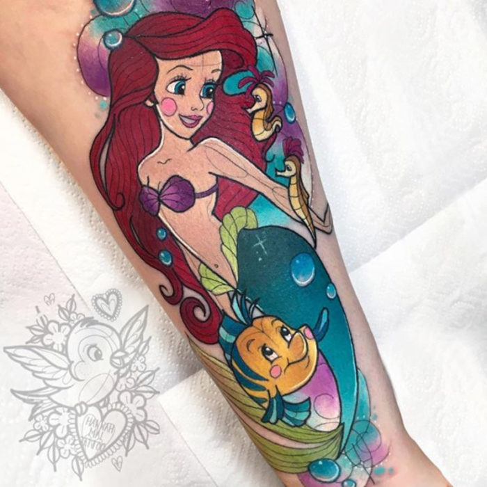 Tatuaje de Hannah Mai inspirado en Ariel y Flounder