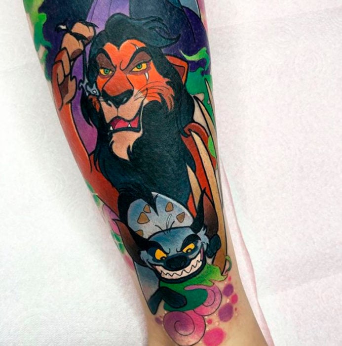 Tatuaje de Hannah Mai inspirado en Scar y las hienas de El rey león
