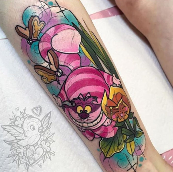 Tatuaje de Hannah Mai inspirado en el gato de Cheshire