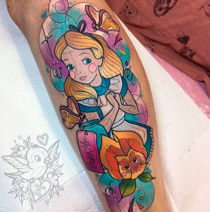 Tatuaje de Hannah Mai inspirado en Alicia en el país de las maravillas