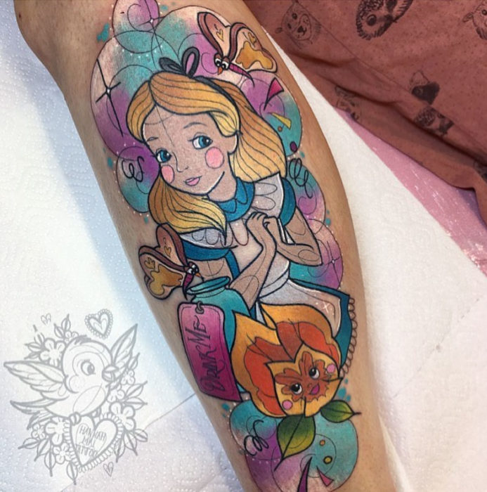 Tatuaje de Hannah Mai inspirado en Alicia en el país de las maravillas