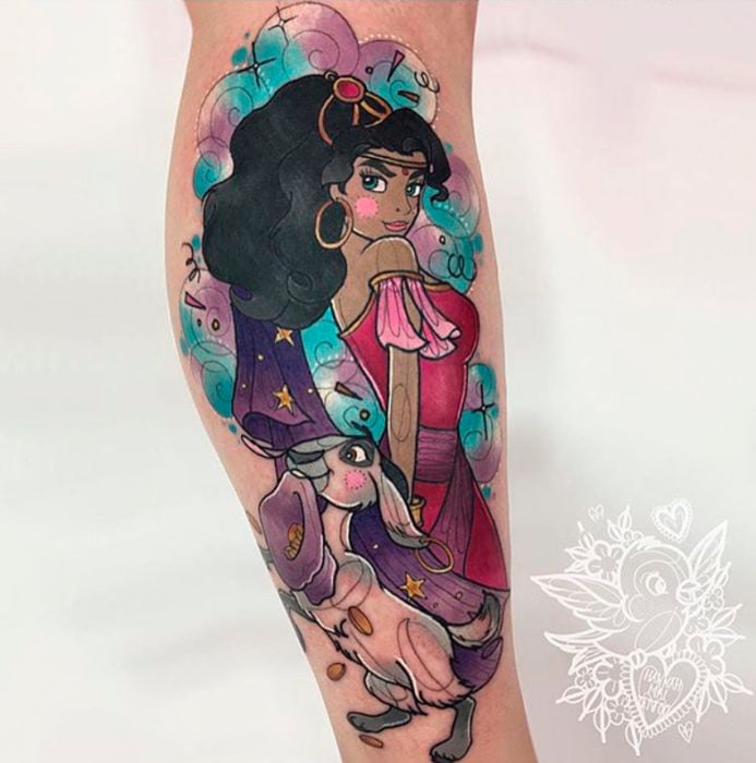 Tatuaje de Hannah Mai inspirado en Esmeralda de El jorobado de Notre Dame