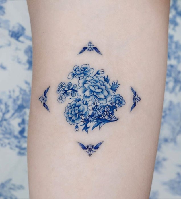 Tatuaje pequeño estilo japonés de tinta azul, flores y avez
