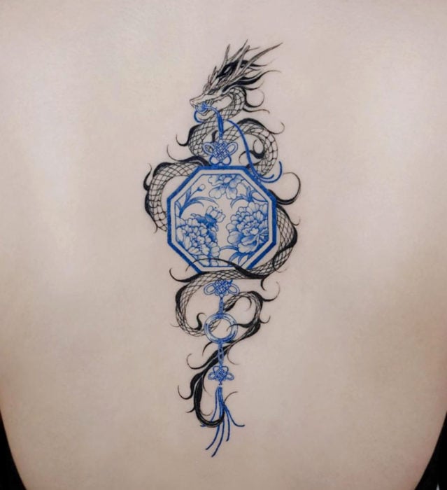 Tatuaje pequeño estilo japonés de tinta azul de dragón en la espalda