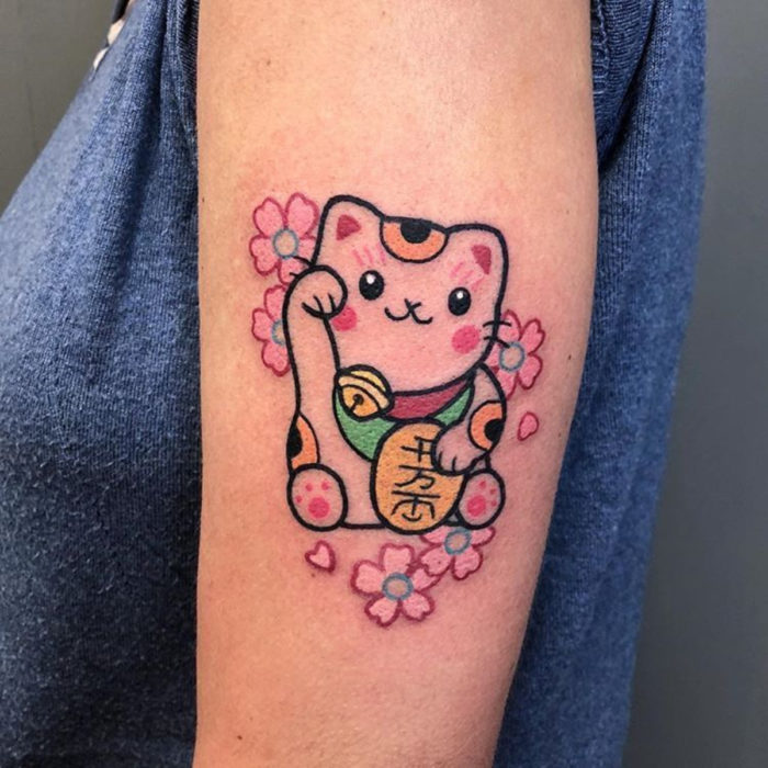 Tatuaje tierno kawaii en el brazo, gato chino de la suerte