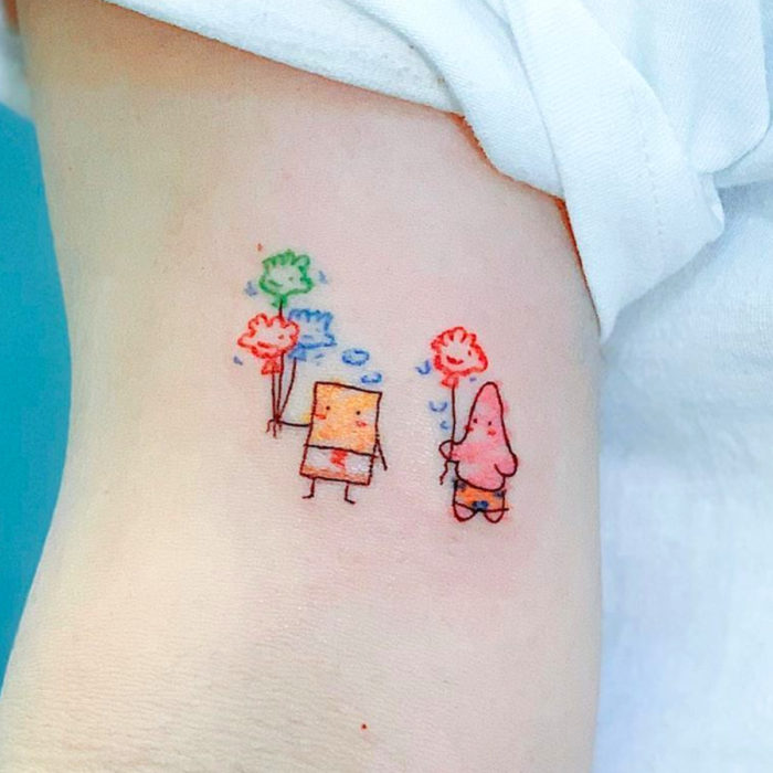 Tatuaje tierno kawaii en el brazo, dibujo de niño de Bob Esponja y Patricio Estrella