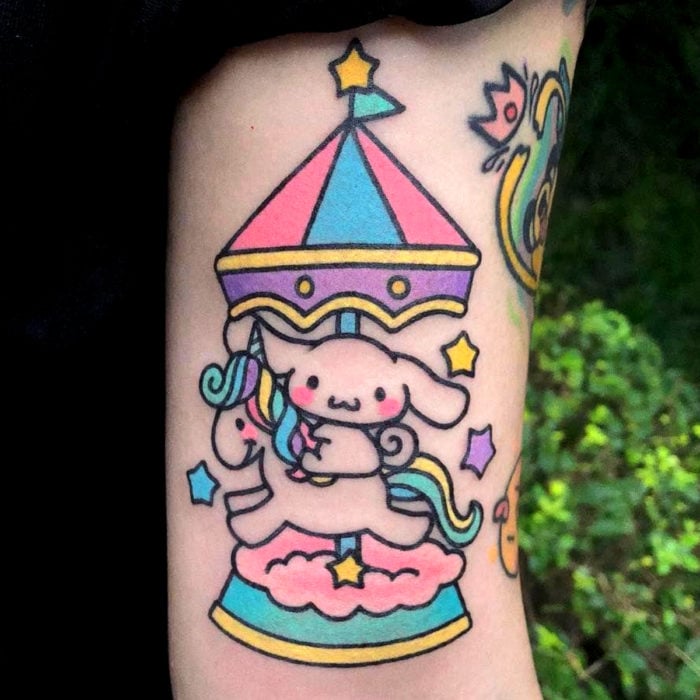 Tatuaje tierno kawaii en el brazo de perrito en caballo de carrusel, colores pastel