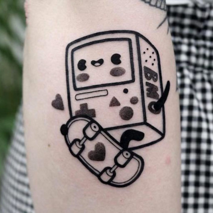 Tatuaje tierno kawaii en el brazo de BMO en patineta, Hora de Aventura