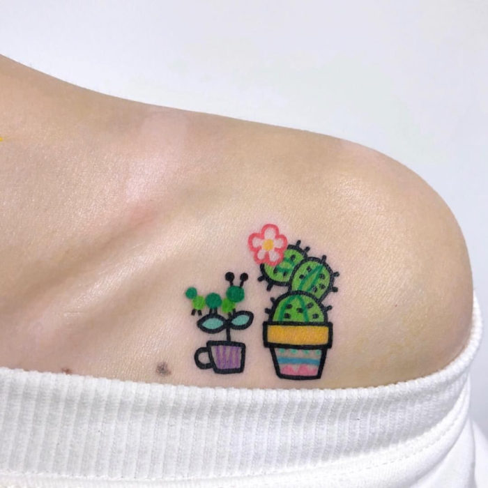 Tatuaje tierno kawaii en el hombro de macetas de cactus y suculentas