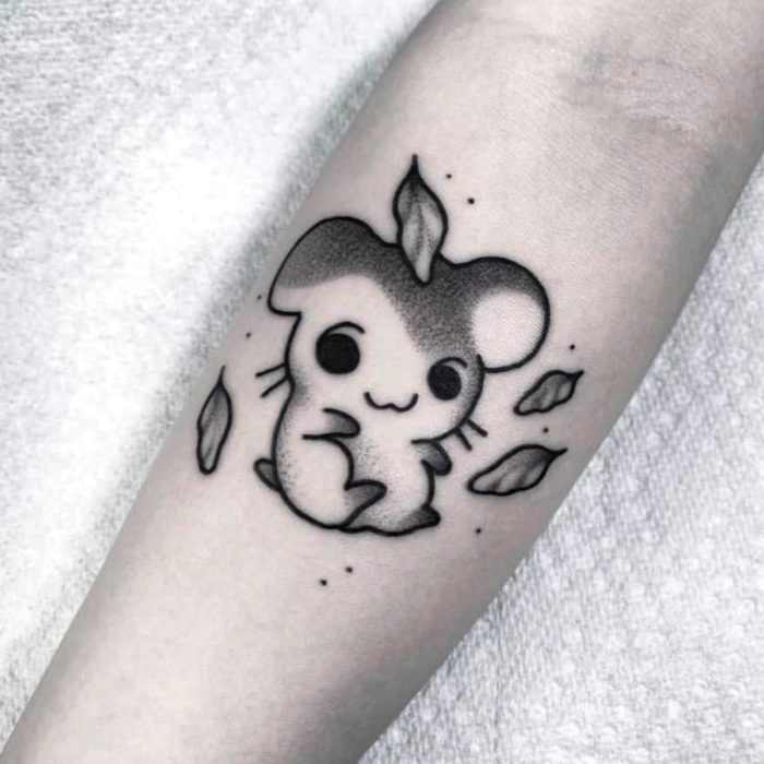Tatuaje tierno kawaii de hámster Hamtaro en el brazo