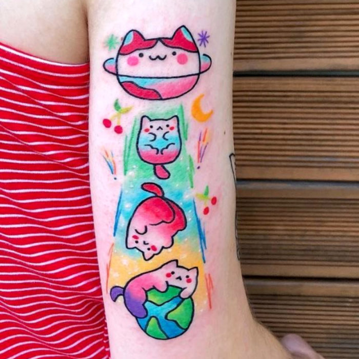 Tatuaje tierno kawaii de gatos en el espacio