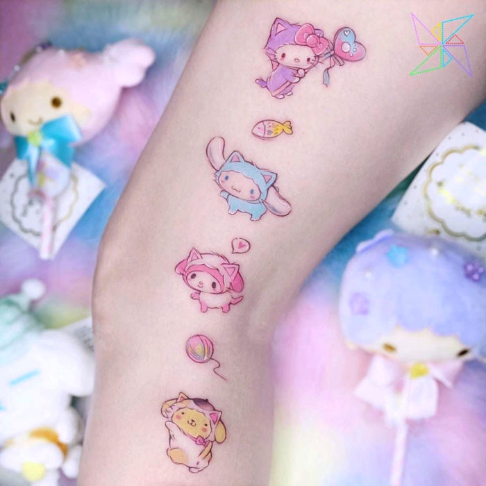 Tatuaje tierno kawaii en la pierna de gatitos y Hello Kitty disfrazados, colores pastel