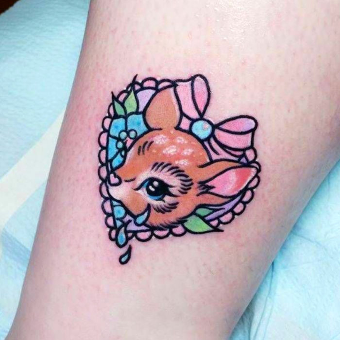 Tatuaje tierno kawaii de venado bebé llorando en un corazón