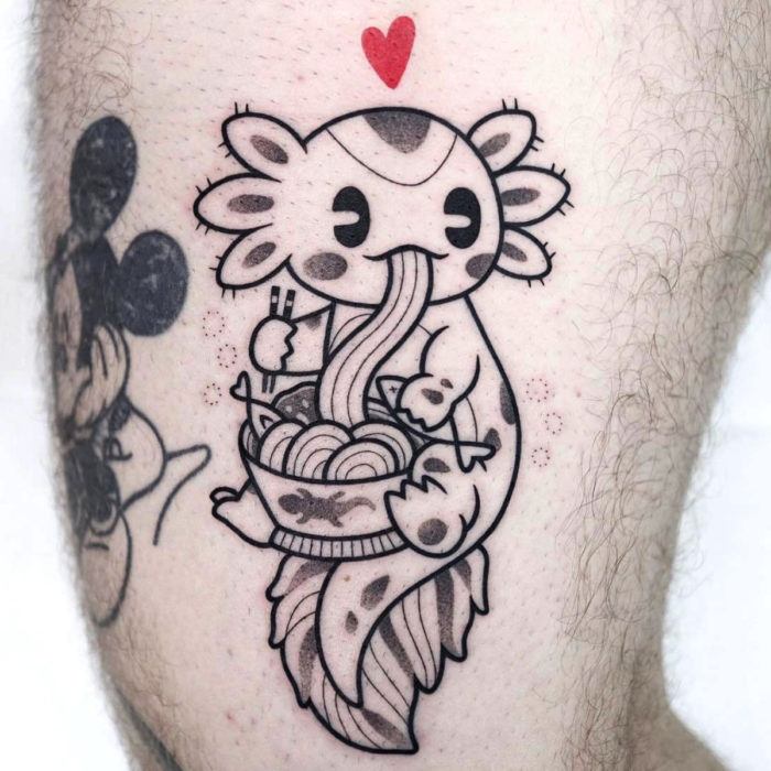 Tatuaje tierno kawaii en pierna de axolote mexicano lindo comiendo ramen