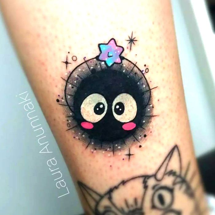 Tatuaje tierno kawaii en el brazo de Susuwatari, Studio Ghibli, Laura Anunnaki