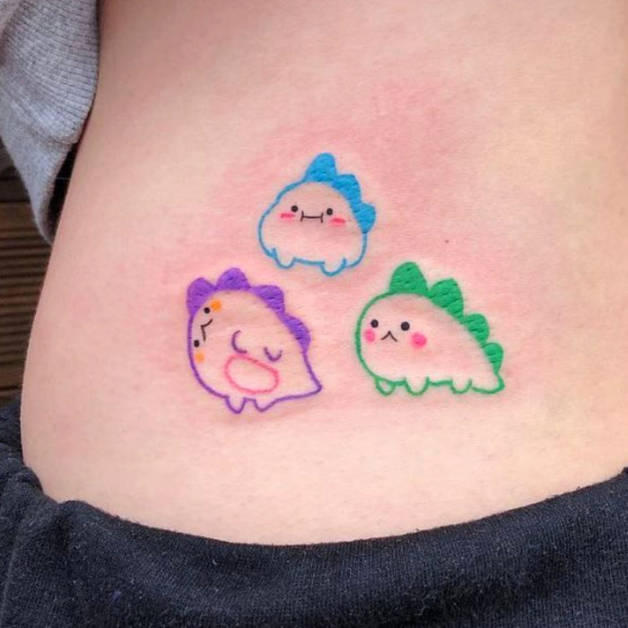 Tatuaje tierno kawaii en la espalda, dibujo bonito de dinosaurios