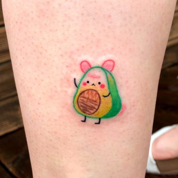 Tatuaje tierno kawaii en la pierna, tatuaje bonito con carita feliz, dibujo de niño