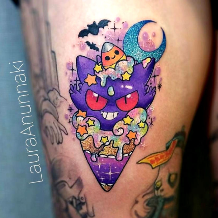 Tatuaje tierno kawaii en la pierna, Haunter bonito en un helado, Laura Anunnaki