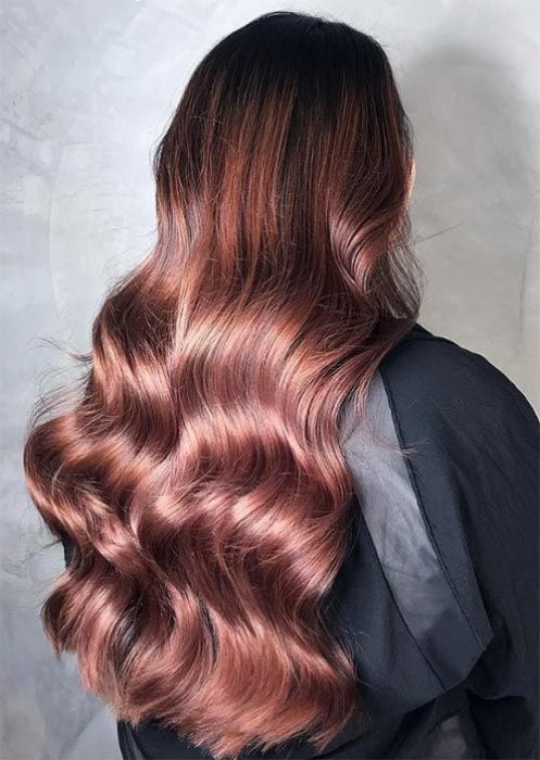 Chica con cabello largo ondulado con tendencia Tendencia de cabello de color rosa magic light