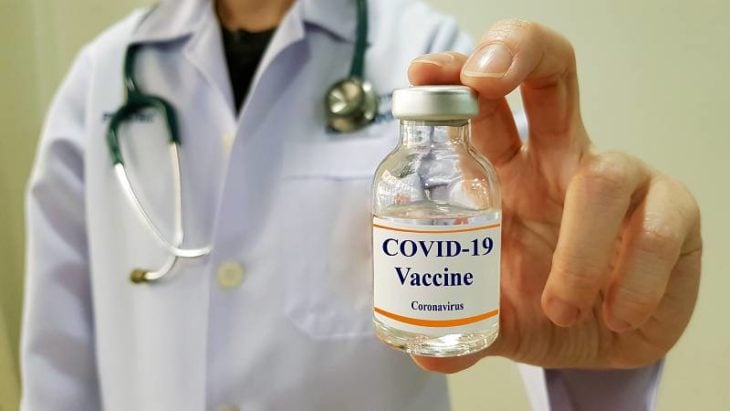 Doctor sosteniendo ampolleta de vacuna contra Covid-19