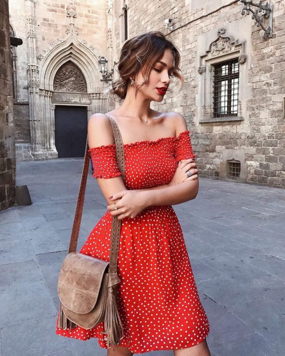 Vestido corto de color rojo con lunares blancos y off the shoulder