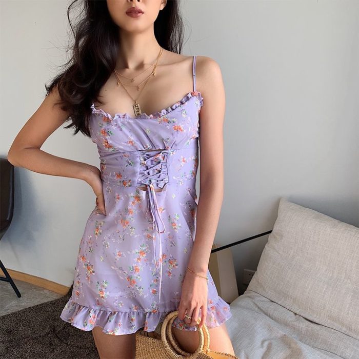 Vestido corto de color lila y estampado de florecitas