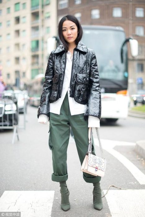 Chica usando un outfit de color brillante junto a unos zapatos de color verde militar 