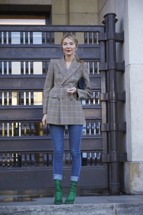 Chica usando un outfit de color brillante junto a unos zapatos de color verde militar 