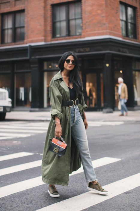 Chica usando un outfit de color brillante junto a unos zapatos de color verde militar 