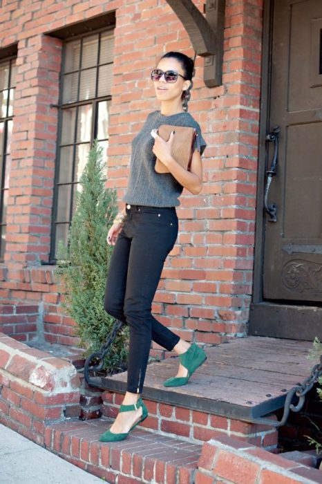 Chica usando un outfit de color brillante junto a unos zapatos de color verde militar 