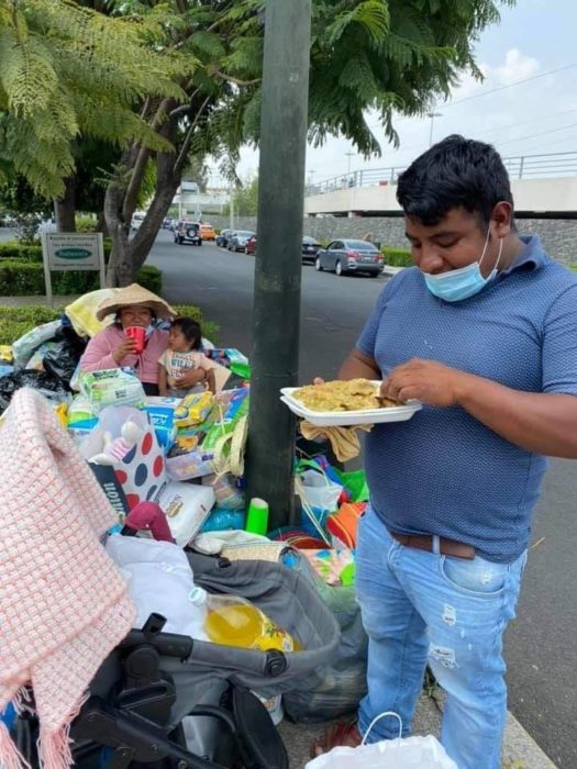 Familia de artesanos recibiendo regalos para poder sobrepasar la pandemia 