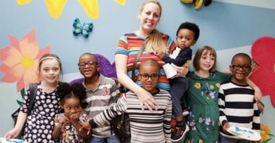 Familia con 3 hijos adopta a 5 hermanos para que no fueran separados