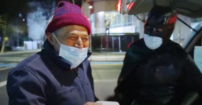 Se disfraza de Batman y cada noche regala comida a personas sin hogar