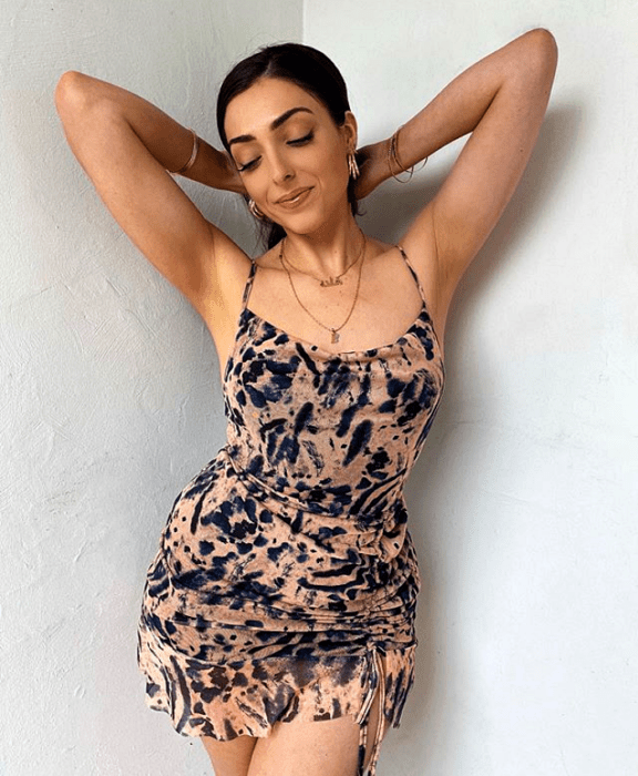 chica usando un vestido ceñido de color nude con estampado de color azul