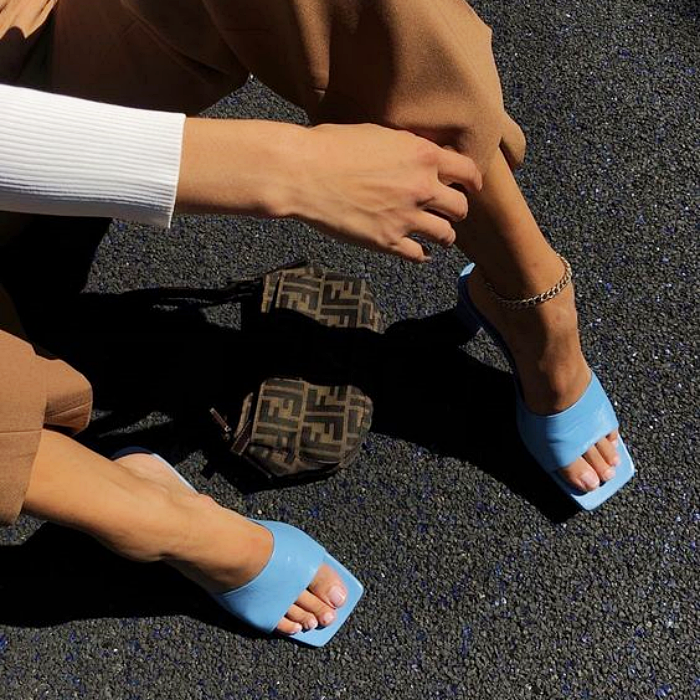 sandalias azul cielo con punta cuadrada y tacón