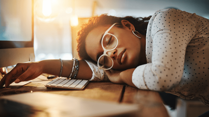 Chica durmiendo con las gafas puestas