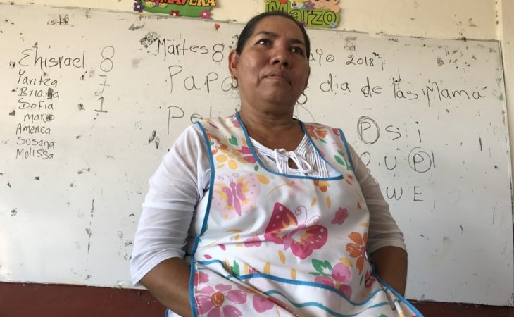 Profesora Juana Acosta Cortés mirándo al frente