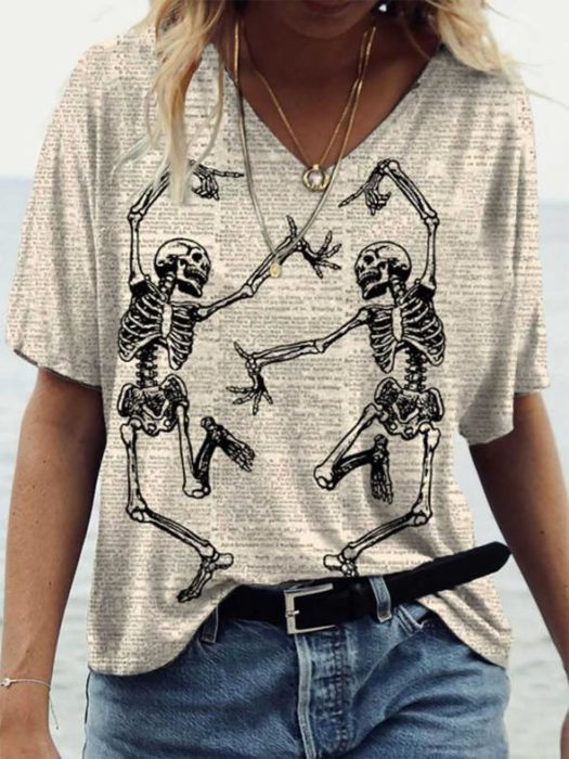 Playera inspirada en Día de muertos de color beige y estampado de dos calaveras bailando 