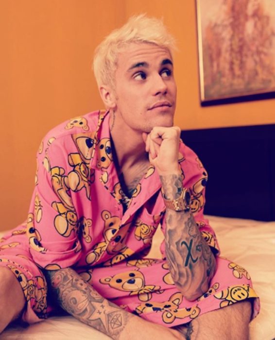 Justin Bieber llevando un traje rosa con osos amarillos