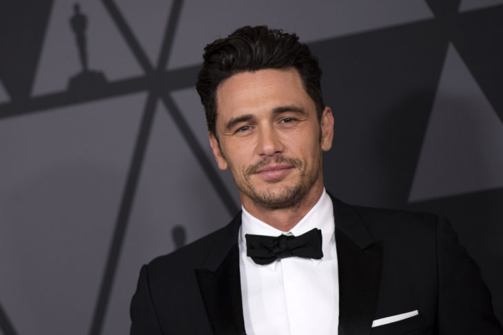 James Franco llevando traje sastre