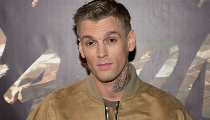 Aaron Carter llevando chamarra en color beige