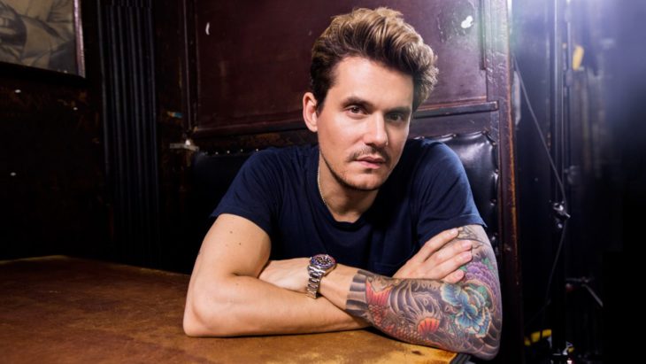 John Mayer sentado en un bar