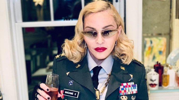 Madonna con un saco de piloto aviador