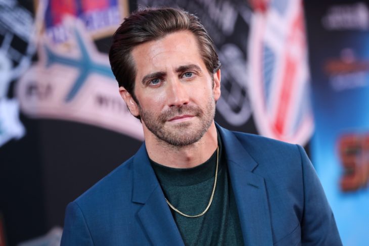 Jake Gyllenhaal llevando saco azul rey