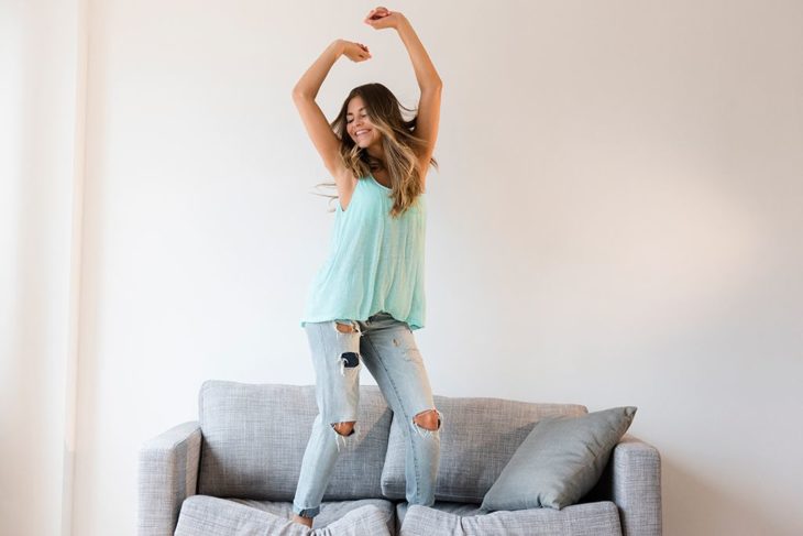 Chica bailando en el sofá 