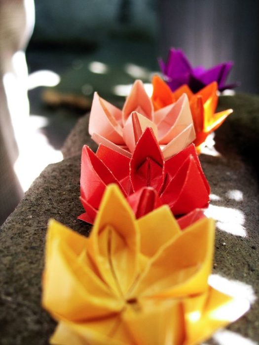 Flores de papel hechas en origami