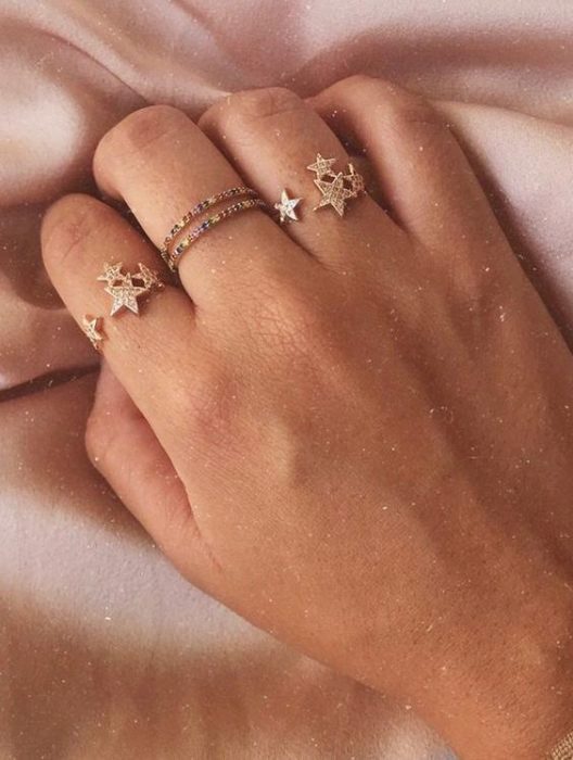 Anillos finos con detalles de estrellas y brillos